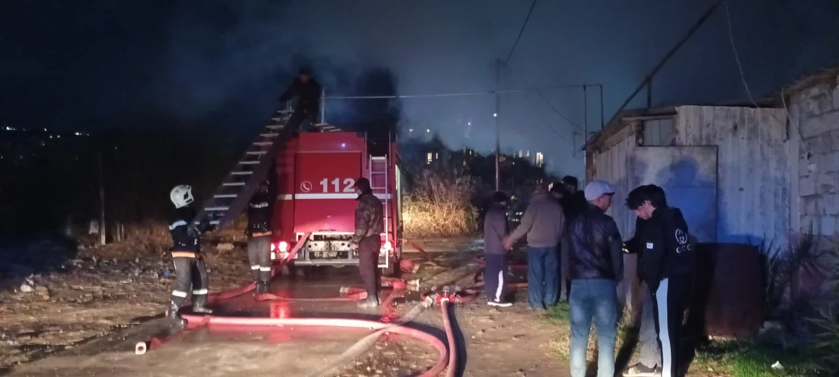 Bakıda fərdi ev tamamilə yanıb