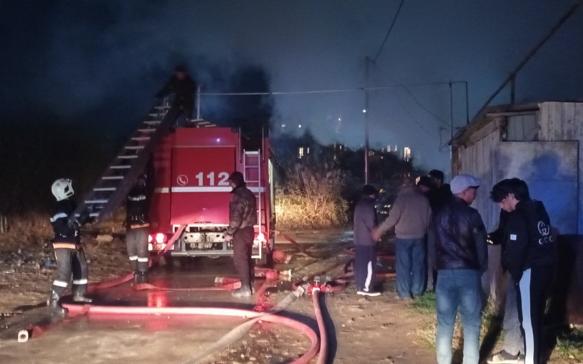 Bakıda fərdi ev tamamilə yanıb