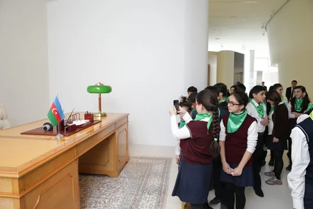 Məktəblilərin Heydər Əliyev Mərkəzinə ekskursiya layihəsi davam edir