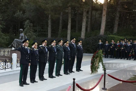 Kamran Əliyev prokurorluq işçilərinin peşə bayramı münasibətilə Fəxri xiyabanı ziyarət edib