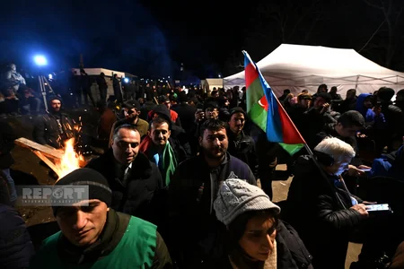 Şuşa-Xankəndi yolunda keçirilən etiraz aksiyası gecə saatlarında davam edir