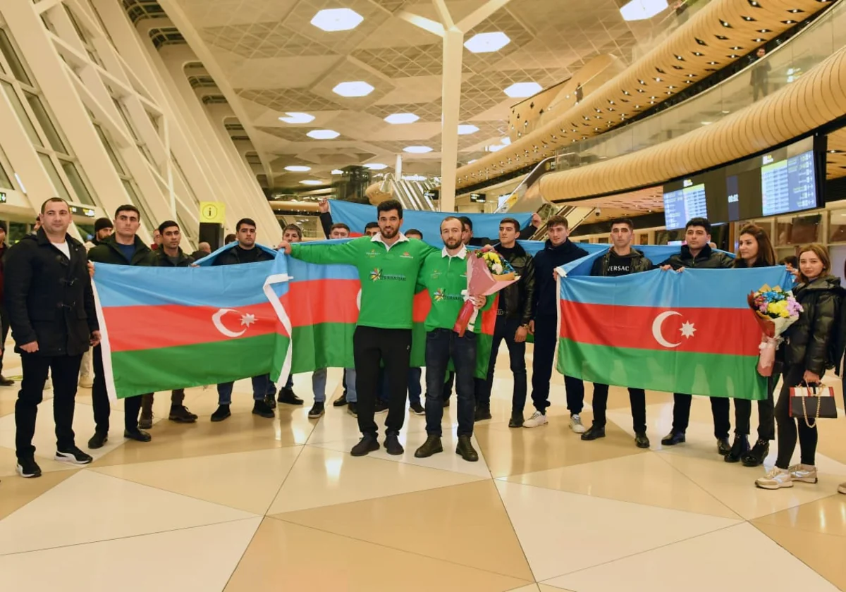 Dünya Kubokunun qalibi olan Land of Fire komandası Vətənə qayıdıb