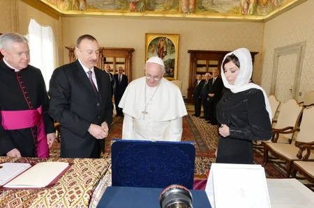 ​İlham Əliyev Katolik Kilsəsinin rəhbəri Papa Fransisk ilə görüşüb