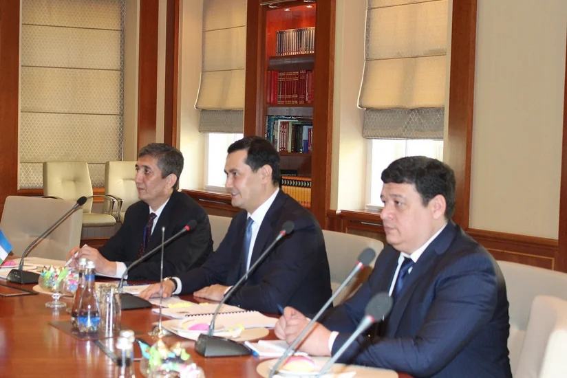 Özbəkistanın investisiya və xarici ticarət naziri Maliyyə Nazirliyində olub