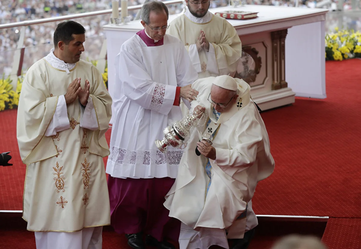 Pope Francis trips and falls during Mass in Poland - VIDEO