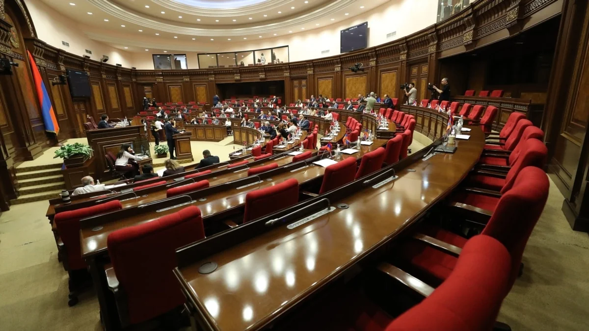 Ermənistanın 35 deputatı parlamentin iclaslarını boykot edib