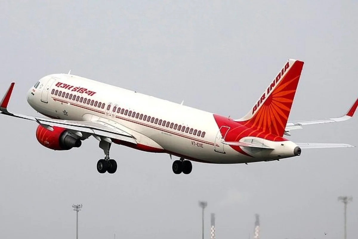 Air India təyyarəsi enişdən sonra alovlanıb