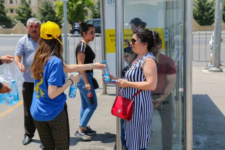 Bakı Nəqliyyat Agentliyinin əməkdaşları sərnişinlərə su paylayıblar