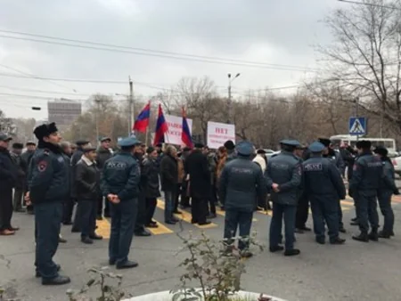 Bir gündə Rusiyanın Ermənistandakı səfirliyinin qarşısında iki aksiya keçirilib