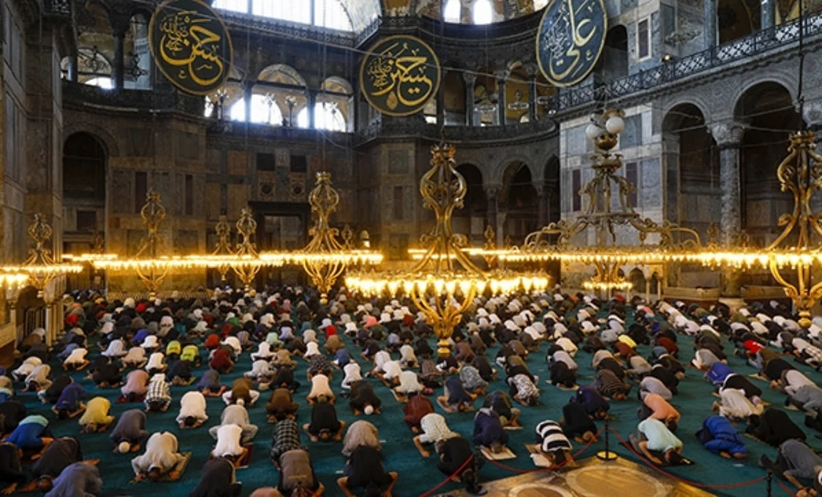 Ayasofyada 87 il sonra ilk bayram namazı qılınıb
