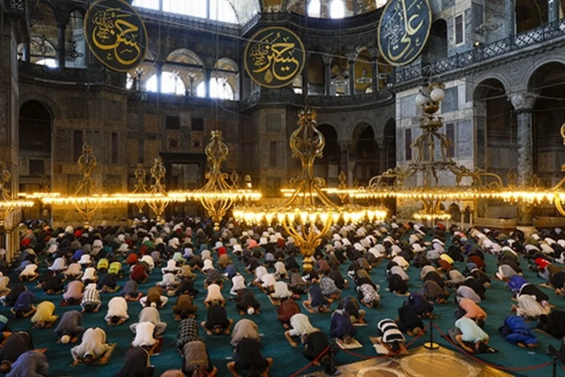 Ayasofyada 87 il sonra ilk bayram namazı qılınıb