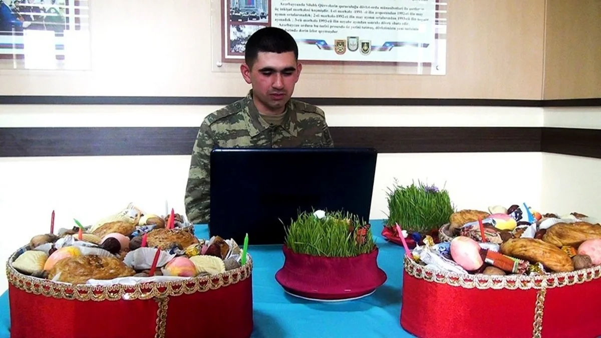 Əsgərlər ailə üzvlərinə bayram təbriklərini videoəlaqə vasitəsilə çatdırır - VİDEO