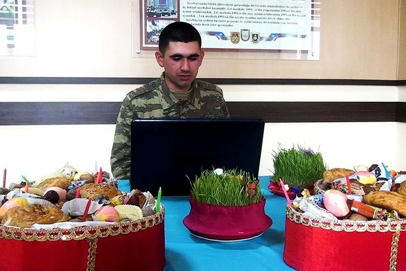 Əsgərlər ailə üzvlərinə bayram təbriklərini videoəlaqə vasitəsilə çatdırır - VİDEO