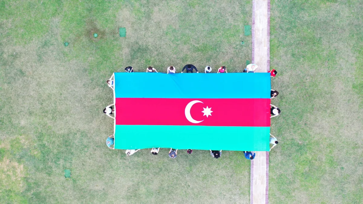 Cıdır düzündə dalğalandırılmış Azərbaycan bayrağı Dubayın mərkəzində