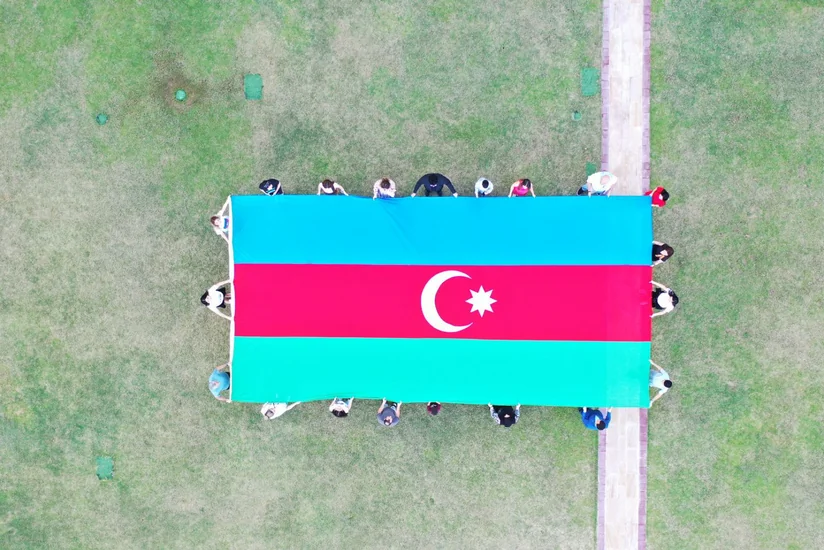 Cıdır düzündə dalğalandırılmış Azərbaycan bayrağı Dubayın mərkəzində