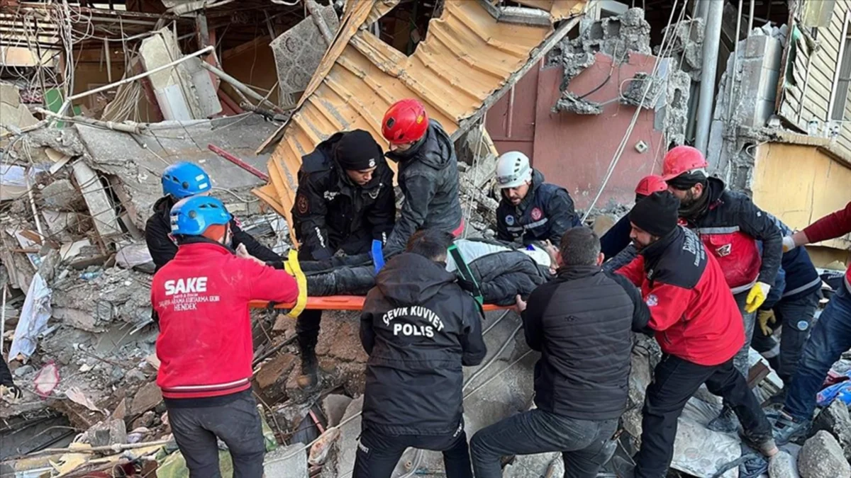В Кахраманмараше спасатели вызволили из-под завалов 10 человек