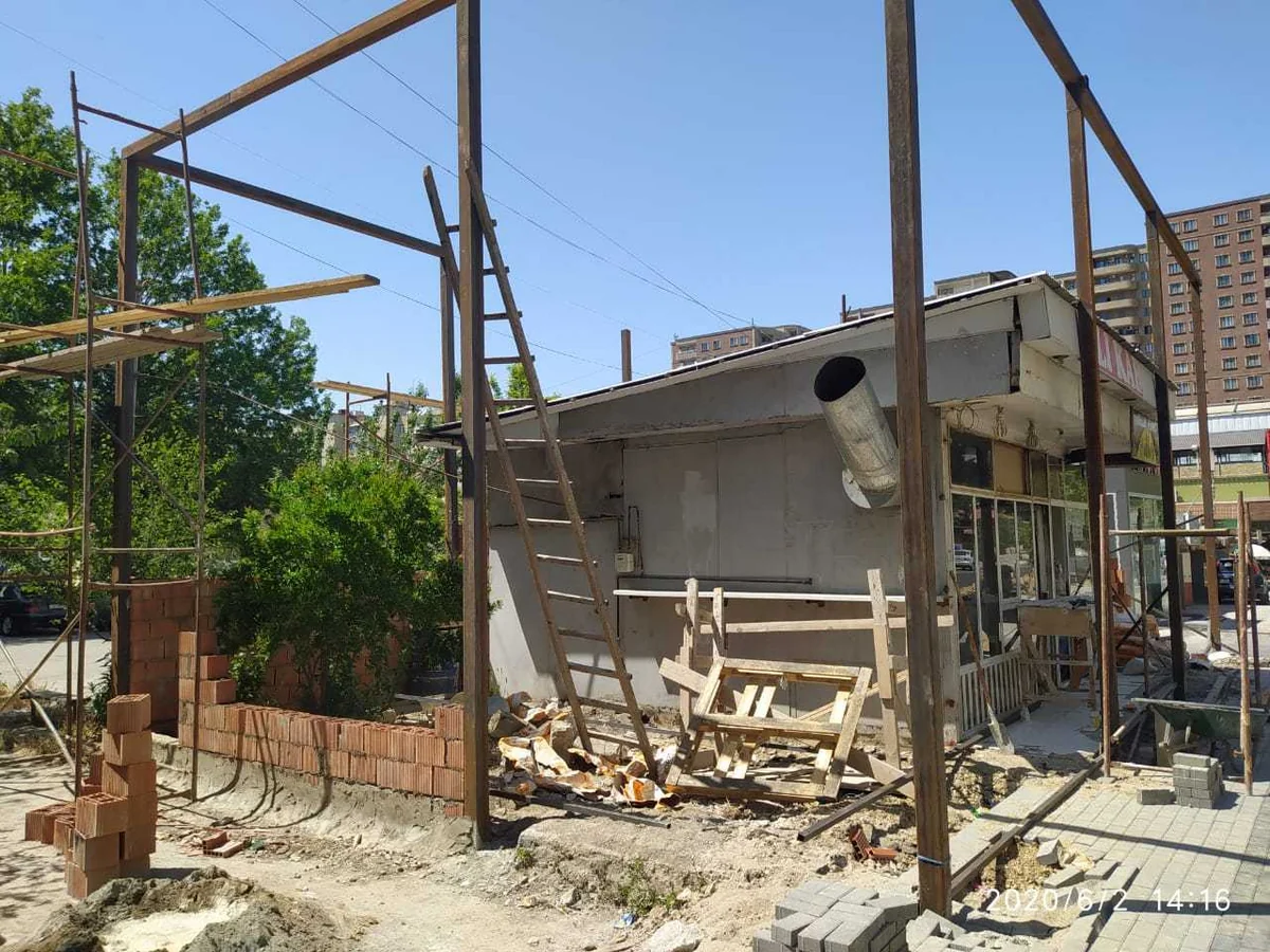 Nazirlik Bakıda ağac kəsintisinə görə tikintinin dayandırılması üçün müraciət etdi