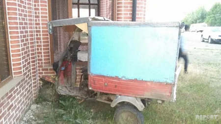 Ələt-Astara yolunda minik maşını motosikletlə toqquşub, 2 nəfər yaralanıb - FOTO