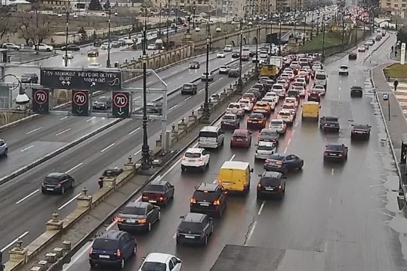 Bakıda tıxac yaranan yolların adları açıqlanıb