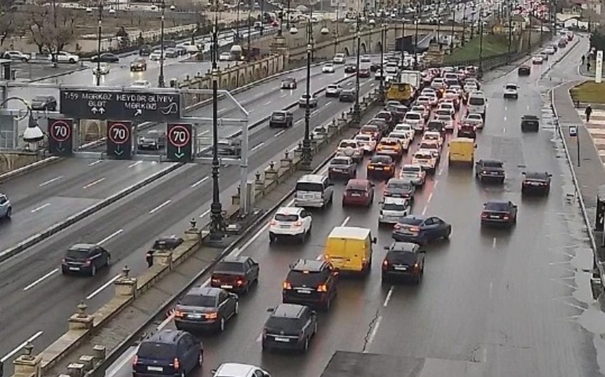 Bakıda tıxac yaranan yolların adları açıqlanıb