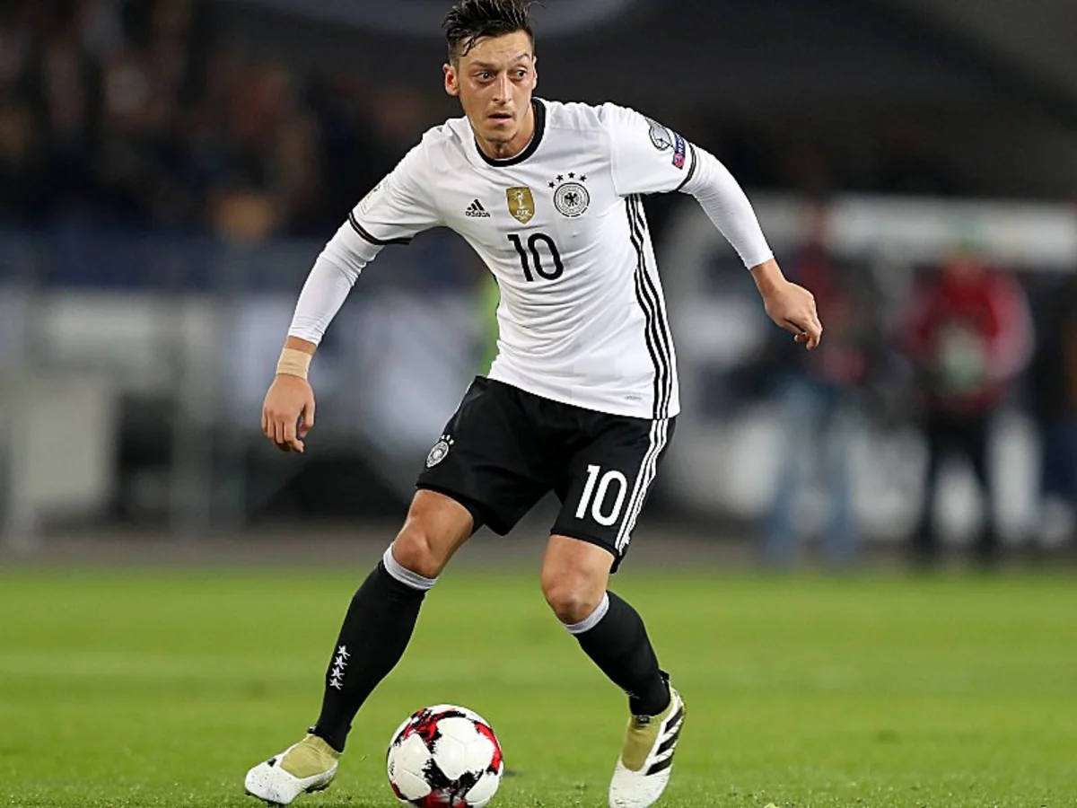 Almaniya milli komandasının futbolçusu Mesut Özilin durumuna aydınlıq gəlib