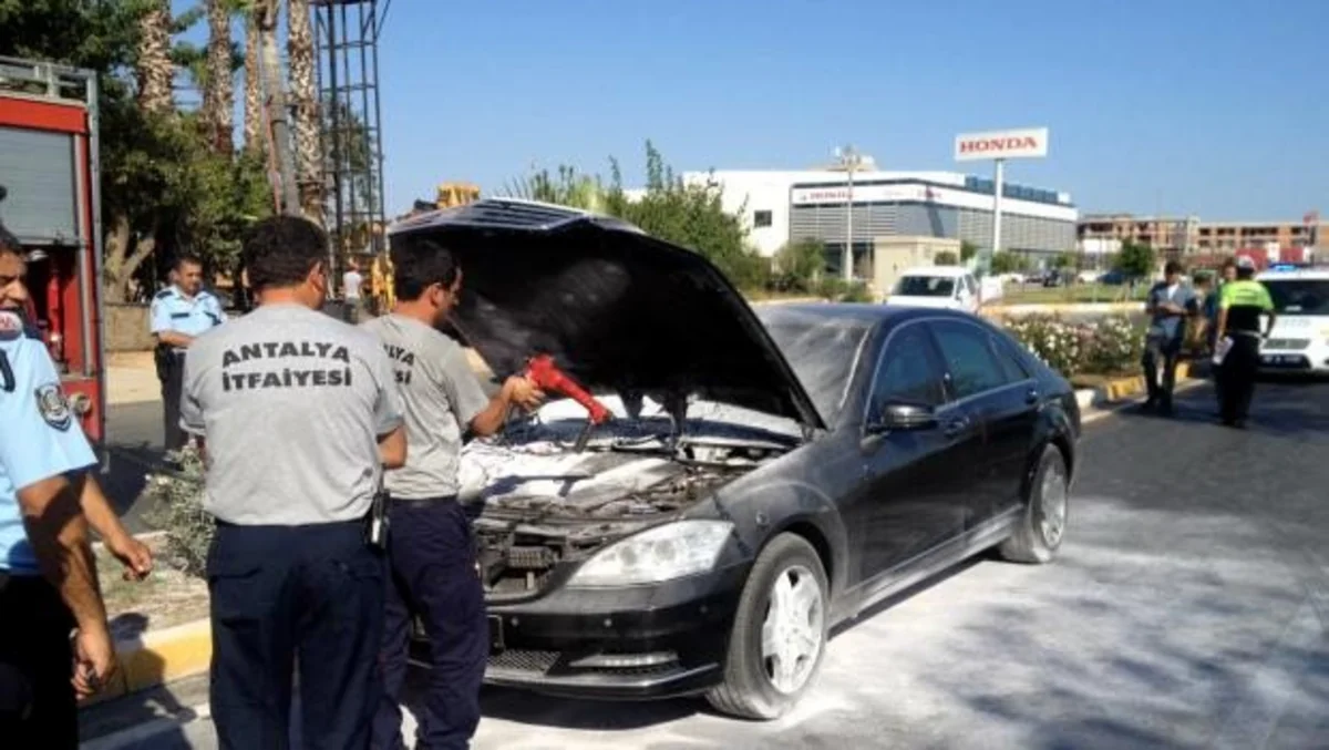 Çavuşoğlunun xidməti avtomobili yanıb - FOTO
