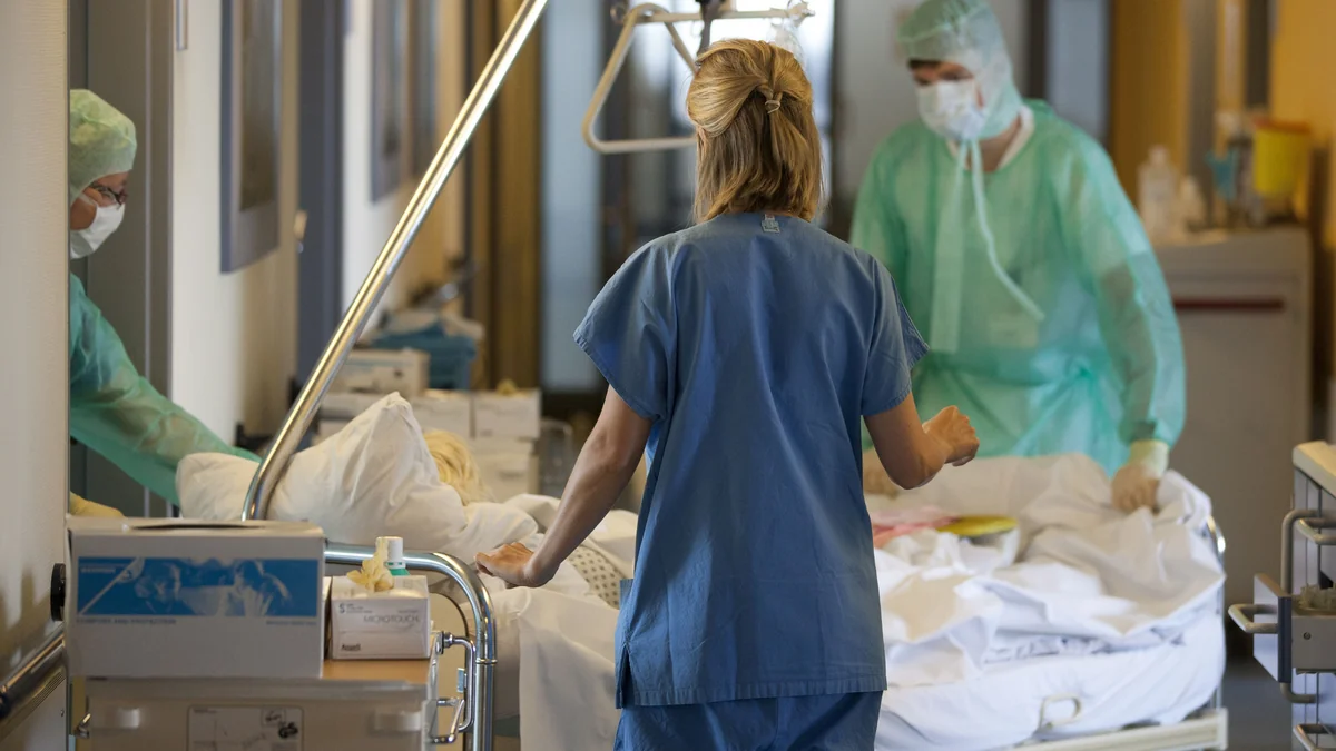 В Абшероне автомобиль сбил и тяжело ранил молодую девушку