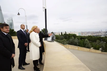 Xorvatiya prezidenti Fəxri və Şəhidlər xiyabanlarını ziyarət edib