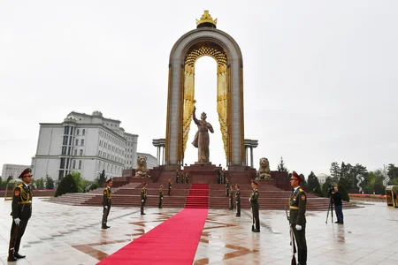President Ilham Aliyev visits statue of Ismoil Somoni in Dushanbe