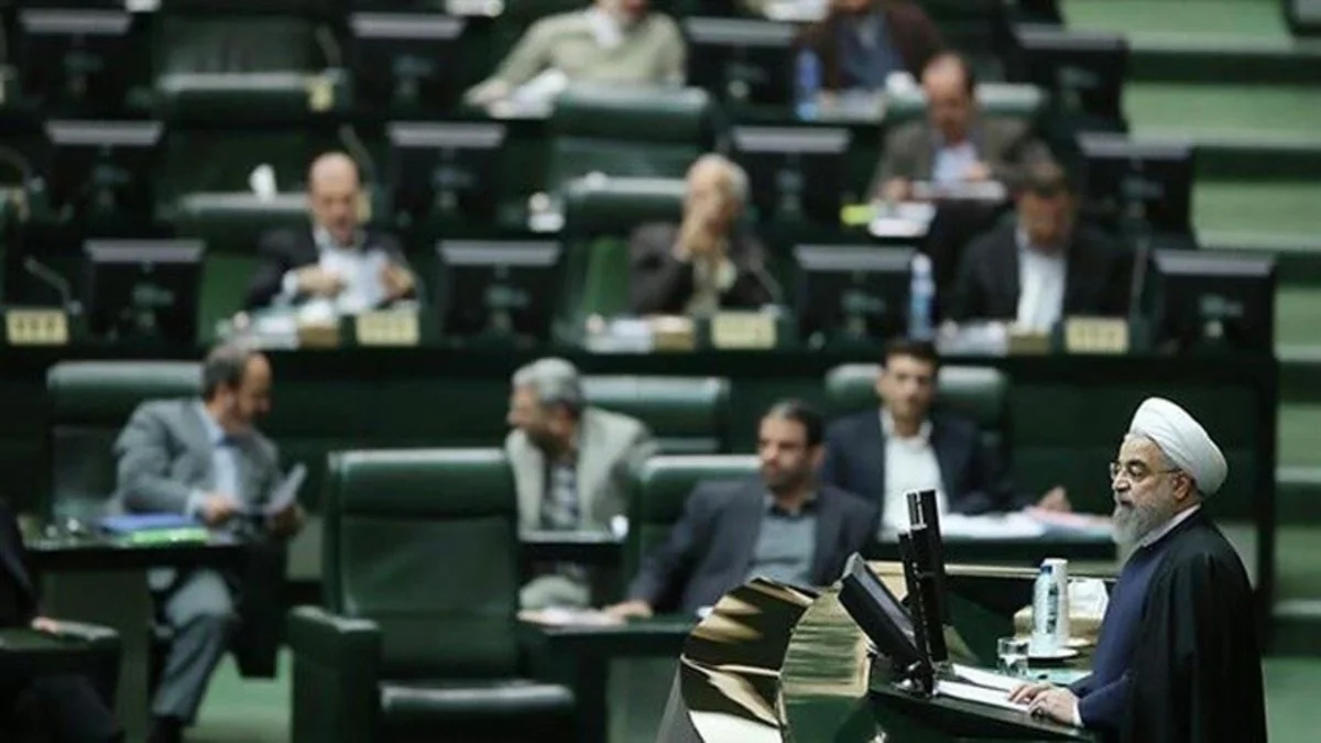 Həsən Ruhani İran parlamentində ölkədəki iqtisadi vəziyyətlə bağlı sualları cavablandırıb