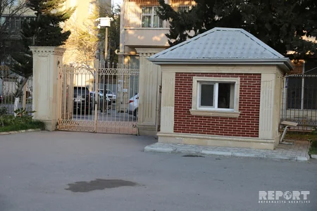 Bakıda orta məktəbin qapılarının bağlanması valideyn və şagirdləri narazı salıb - VİDEO