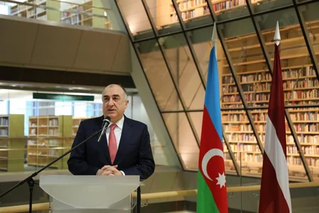 Elmar Məmmədyarov Latviya Milli Kitabxanasına Dağlıq Qarabağla bağlı kitab hədiyyə edib
