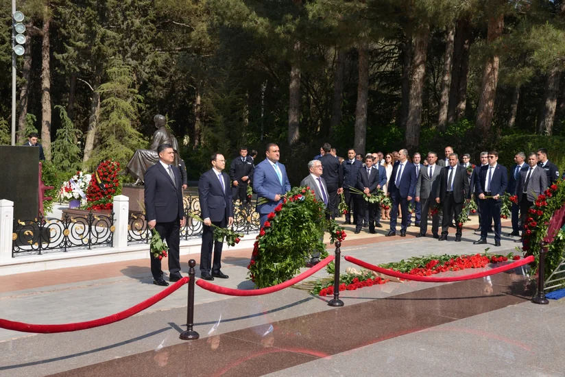 “Azpetrol” kollektivi Ulu Öndər Heydər Əliyevi dərin hörmət və ehtiramla anır