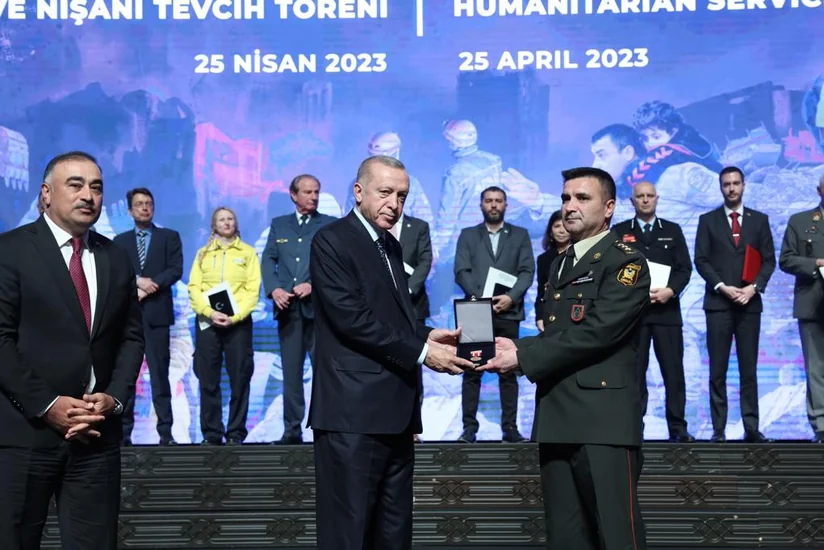 Эрдоган наградил спасателей из Азербайджана