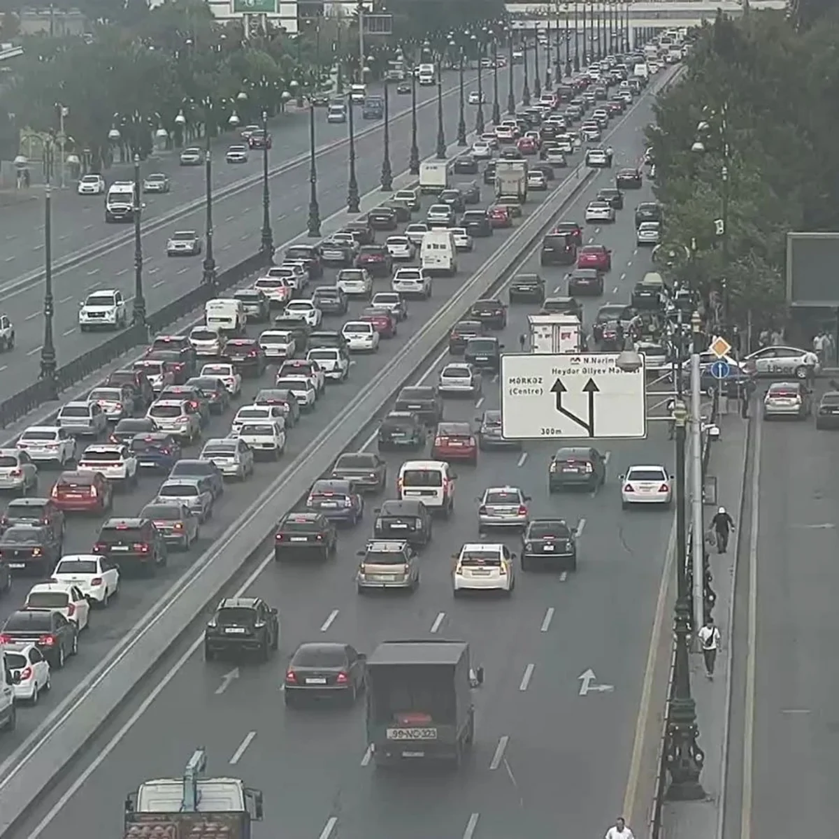 На ряде улиц и проспектов Баку затруднено движение транспорта - СПИСОК