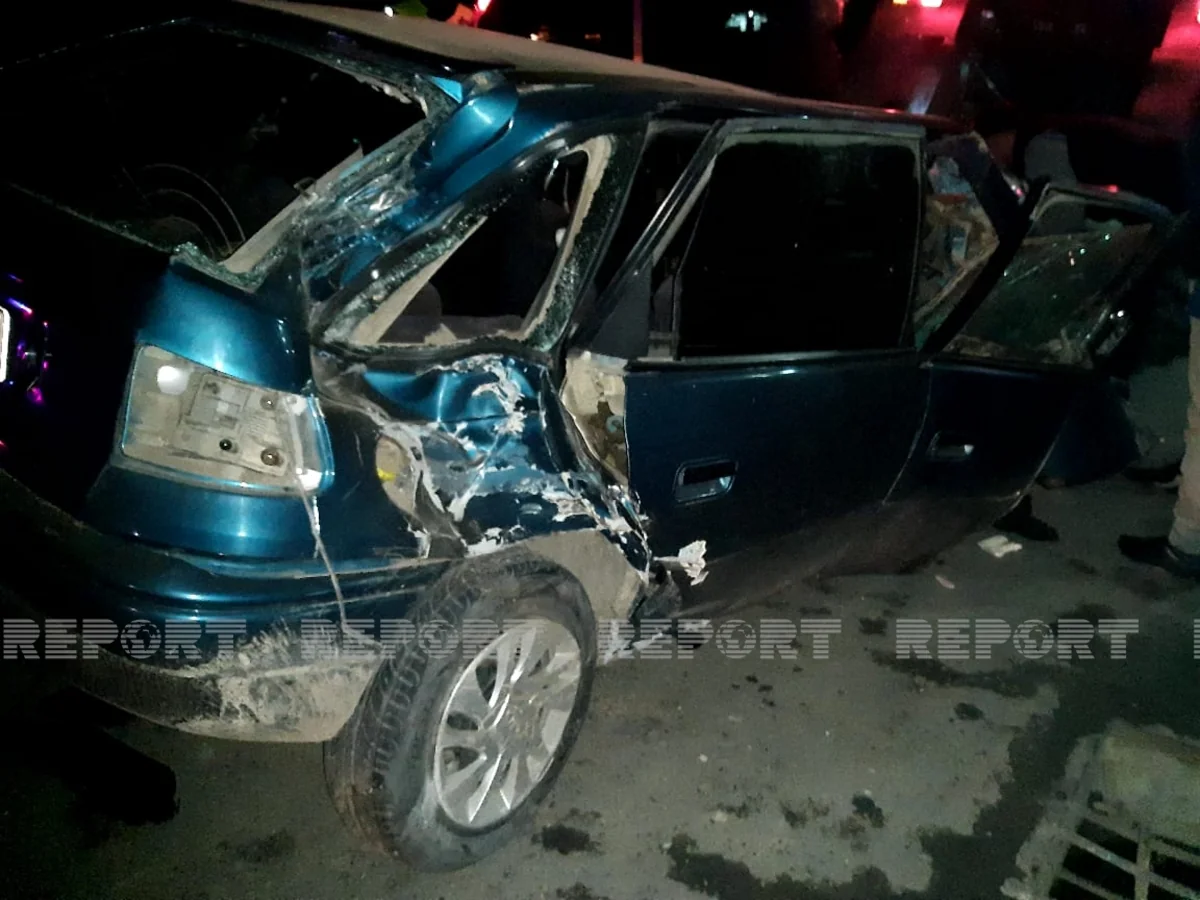 Qaxda avtomobil işıq dirəklərinə çırpılıb, xəsarət alanlar var