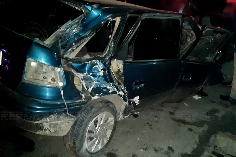 Qaxda avtomobil işıq dirəklərinə çırpılıb, xəsarət alanlar var