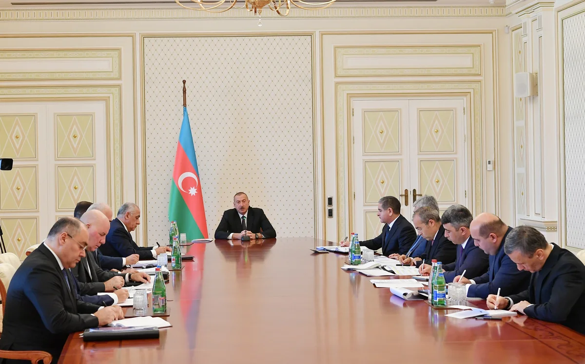 “Prezidentin son müşavirəsinin formatı daha dəqiq, daha düzgündür” - RƏYLƏR