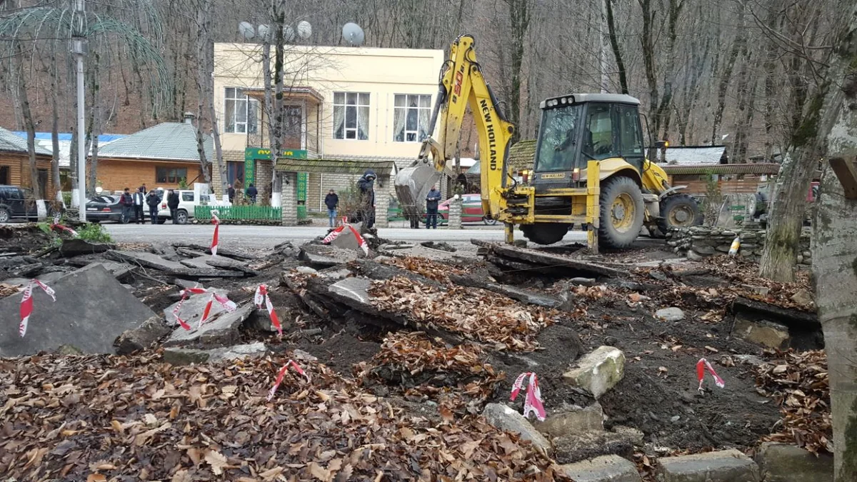Meşə fondu torpaqlarında qanunsuz inşa edilmiş tikililər sökülür - SİYAHI