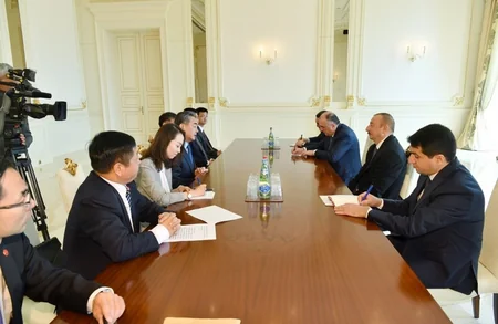 President Ilham Aliyev receives delegation led by Chinese foreign minister