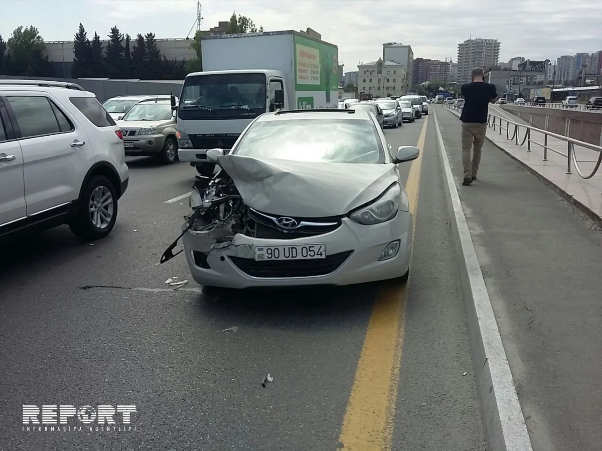 Bakıda yol-nəqliyyat hadisəsi baş verib - FOTO