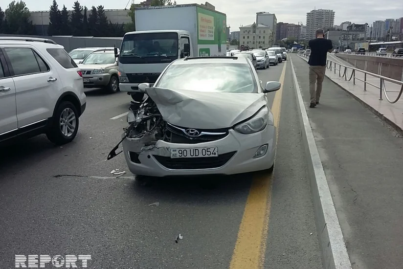 В Баку произошло дорожно-транспортное происшествие - ФОТО