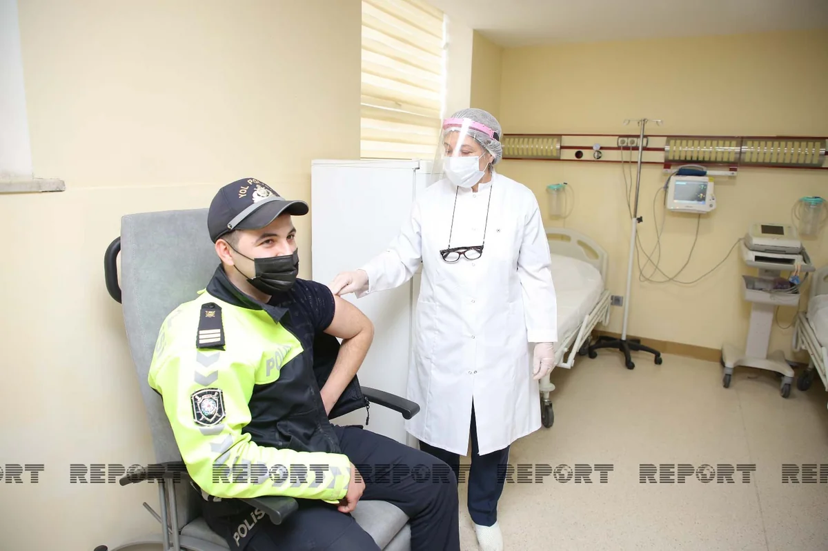 Azerbaijan starts administering booster doses to police officers in districts 