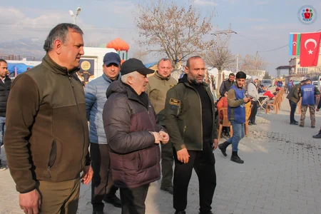 Azərbaycanın könüllü həkimləri ilə iş adamı Kahramanmaraşın daha bir bölgəsində yeməklər paylayıb - YENİLƏNİB