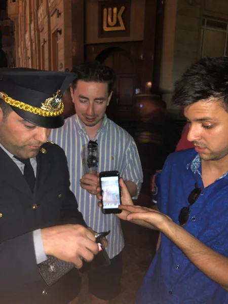 Bakıda polis əcnəbiyə məxsus içində sənədlər olan cüzdanı taparaq sahibinə qaytarıb