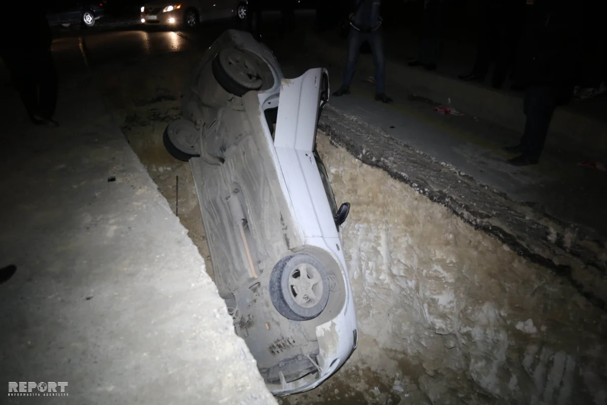 Bakıda avtomobil yol nişanının olmadığı quyuya düşüb - FOTO - VİDEO - YENİLƏNİB