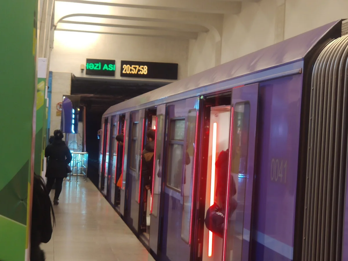 Metroda sərnişin özünü qatarın altına atdı - FOTO