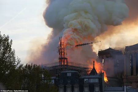 Fransada Paris Notr-Dam кilsəsi yanıb - FOTO - VİDEO