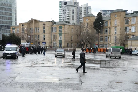 Avtomobilsiz 28 May metrostansiyası və dəmiryolu vağzalının qarşısı - FOTOREPORTAJ