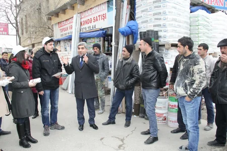 Bakının bazar, yanacaqdoldurma məntəqəsi, yeməkxana və marketlərində kitab paylanıb
